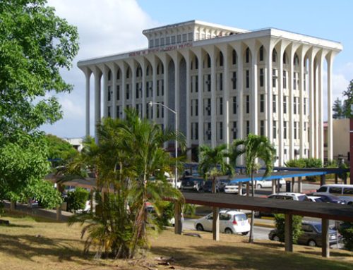MEF dona valiosos libros y enciclopedias jurídicas a la Universidad de Panamá