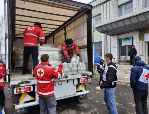 Cruz Roja distribuye ayuda por segunda vez en la ciudad ucraniana de Mariúpol