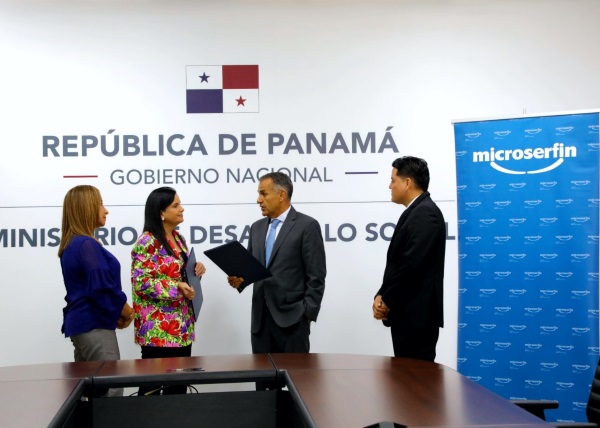 Ministra Castillo firma convenio con Microserfin para promover el emprendimiento entre los beneficiarios de los programas sociales