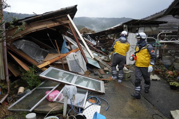 TERREMOTO JAPÓN: El terremoto de Japón deja ya 64 muertos mientras siguen, contrarreloj, las tareas de rescate