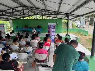 Salud brinda orientación a residentes de La Gloria en Changuinola, provincia de Bocas del Toro