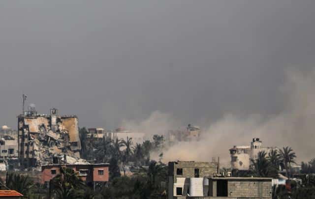 Israel bombardea el norte y el sur de Gaza, con decenas de cuerpos recuperados entre los escombros