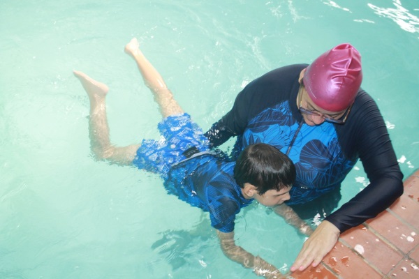Niños de Escuela de Ciegos fortalecen habilidades motoras con clases de natación