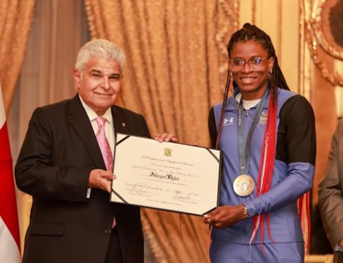 Presidente Mulino recibe a atletas olímpicos y condecora a medallista Atheyna Bylon