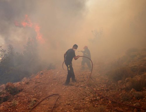 El fuego alcanza el tejido urbano de Atenas y Grecia pide ayuda externa