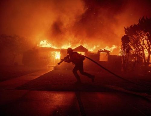 Diez muertos y más de 10.000 estructuras afectadas por los incendios activos de Los Ángeles