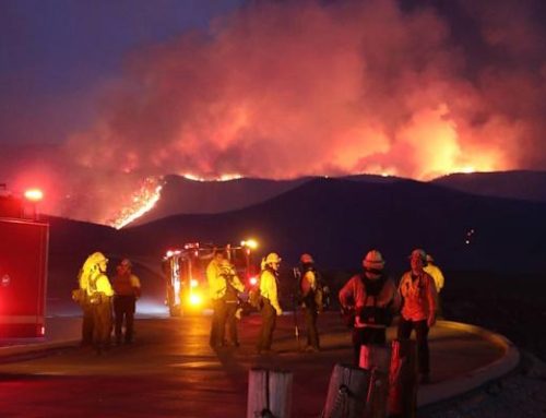 Miles de evacuados por Hughes, el nuevo incendio de gran virulencia cerca de Los Ángeles