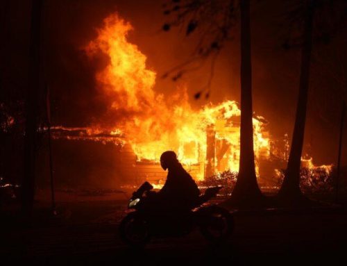 Un tercer foco agrava la situación de los incendios en Los Ángeles, con 30.000 evacuados