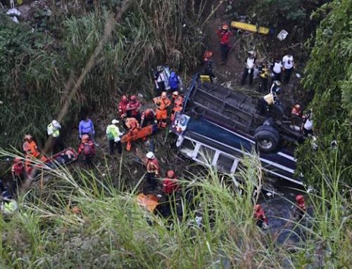 Trabajadores y estudiantes, entre los más de 50 muertos en el accidente de un autobús en Guatemala