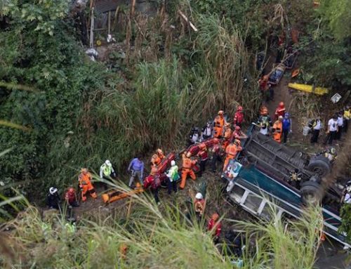 Aumentan a más de 40 los fallecidos en el accidente de un bus que cayó de un puente en Guatemala