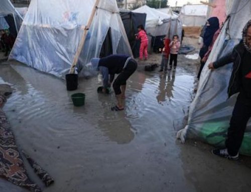 Fuertes lluvias en Gaza inundan cientos de tiendas de campaña que albergaban a miles de desplazados