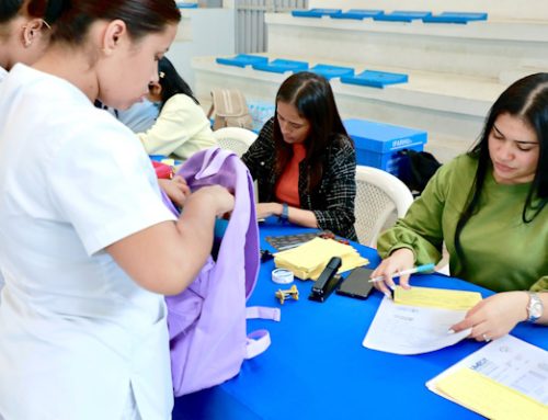 Universitarios cumplen con entrega de documentos