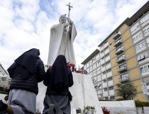 El papa cumple su primera semana hospitalizado con una «ligera mejoría» en su estado de salud