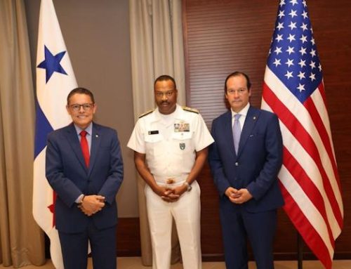 Reunión del Canciller Javier Martínez-Acha Vásquez con el Almirante Alvin Holsey