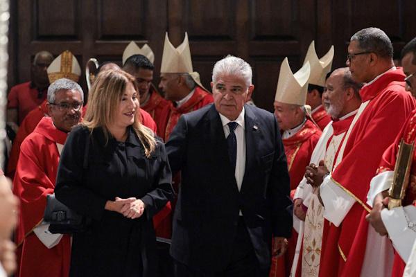 PAREJA PRESIDENCIAL MISA 2