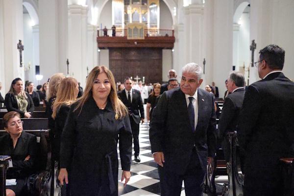 PAREJA PRESIDENCIAL MISA 4