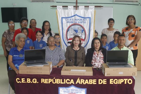 Clubes Rotarios donan computadoras al Centro de Educación Básica General República Árabe de Egipto