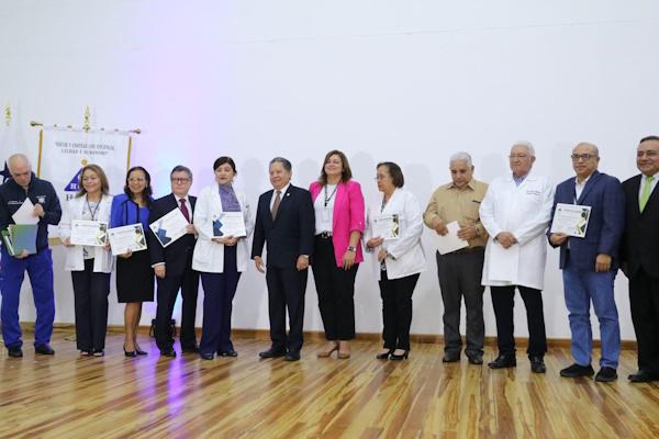 El Hospital Santo Tomás hace reconocimiento al mérito a 22 médicos internos y residentes