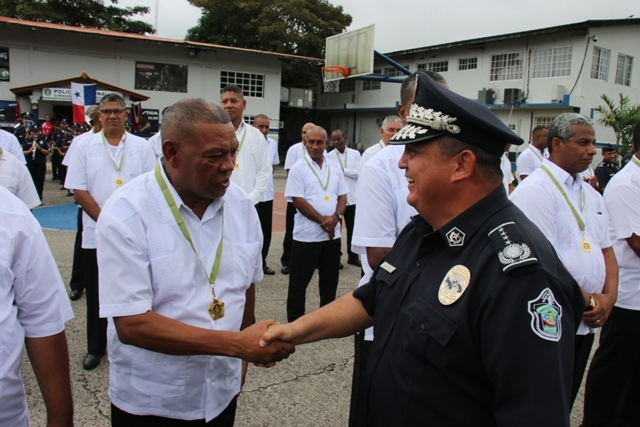 Pn De Panamá Entregó Medallas A Oficiales Con 30 Años De Servicio Nacional Fm 7996