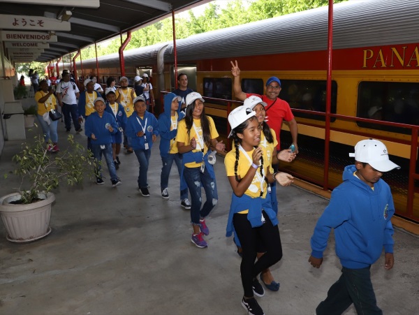niños al canal caminan tren
