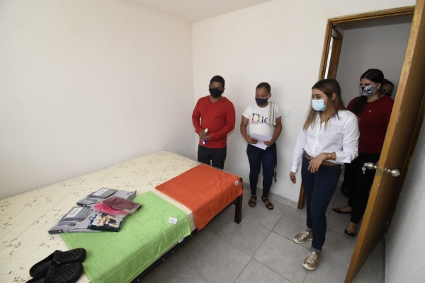 Autoridades del MIVIOT, realizan entrega de proyecto habitacional