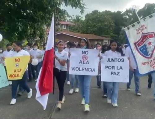 Escuelas particulares se unen por la paz y marchan junto a la policía en Colón