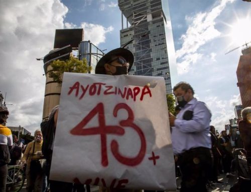 Manifestantes atacan el Palacio de la Justicia de México en protesta por el caso Ayotzinapa