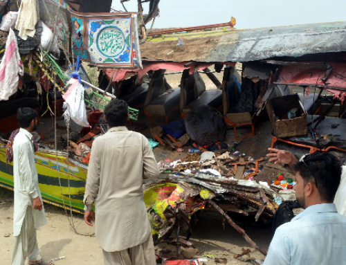 Mueren más de diez personas tras chocar un autobús y un camión en Pakistán
