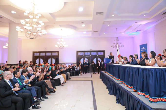 FIRMA DECRETO MUJERES INDÍGENAS 5