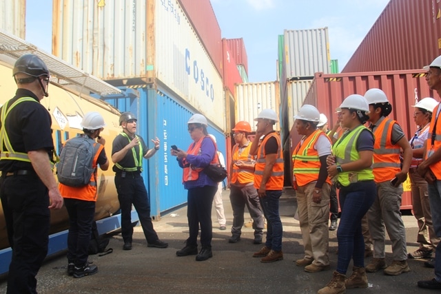 Colaboradores de aduanas participan en taller práctico sobre inspección de contenedores