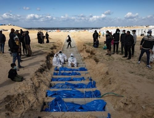 Los palestinos de Jan Yunis quieren enterrar a sus muertos, profanados por Israel