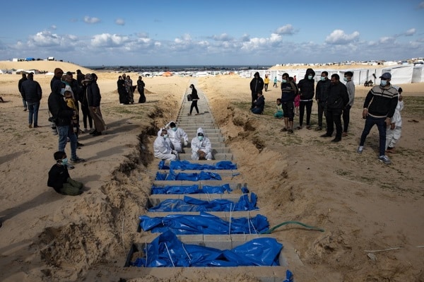 Los palestinos de Jan Yunis quieren enterrar a sus muertos, profanados por Israel