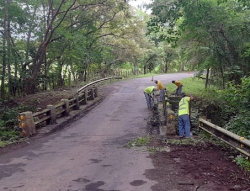 Mantenimiento y limpieza de drenaje en vía hacia Macaracas, Los Santos