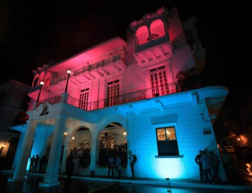 Con encendido de luces en la Presidencia de la República inicia Campaña de la Cinta Rosada y Celeste