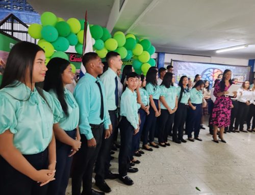 Jóvenes graduandos inician su práctica profesional