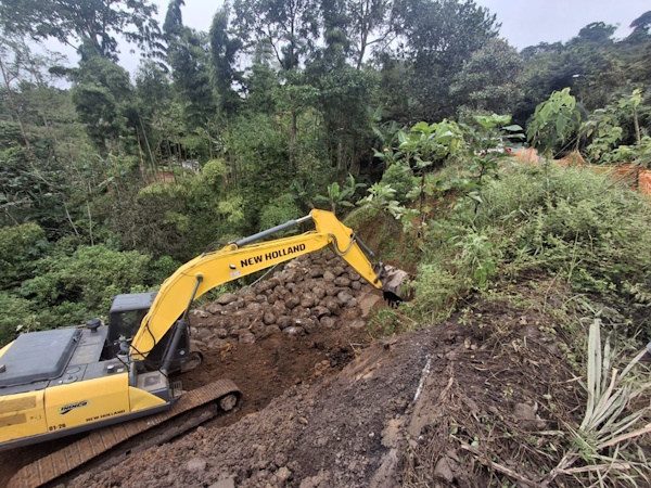 MOP avanza en relleno de protección para evitar colapso de vía principal hacia Volcán