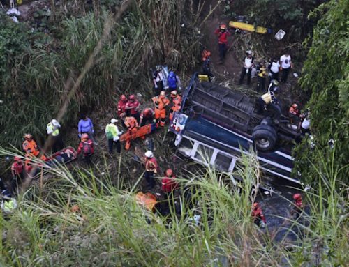 Trabajadores y estudiantes, entre los más de 50 muertos en el accidente de un autobús en Guatemala