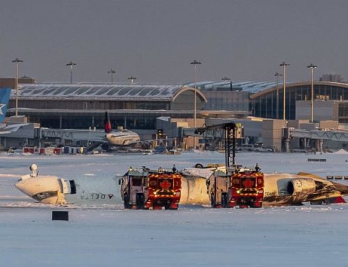 Canadá investiga las causas del aparatoso vuelco de un avión que ha causado al menos 15 heridos