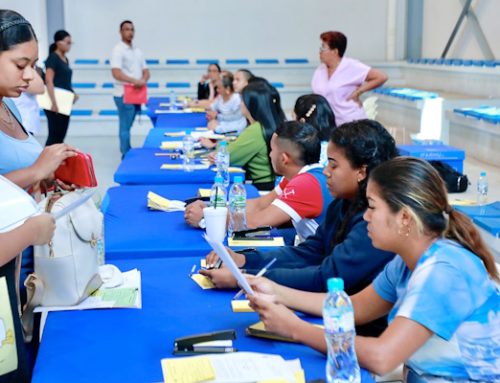 Universitarios cumplen con entrega de documentos