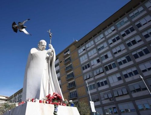 El papa cumple su primera semana hospitalizado con una «ligera mejoría» en su estado de salud