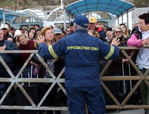 Miles de personas siguen huyendo de la isla de Santorini mientras los sismos se suceden