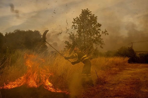 Última hora de los incendios: 21 fuegos graves persisten pese a la tregua de calor