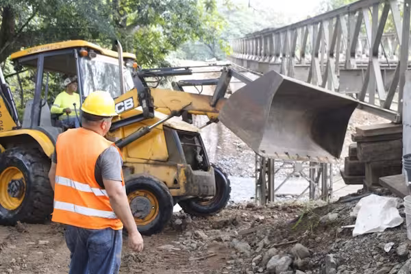 Puente modular en El Faldar, distrito de Macaracas, provincia de Los Santos, presenta un 85% de avance