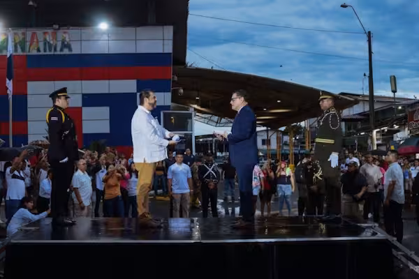 Panamá y Costa Rica fortalecen amistad en histórica ceremonia de intercambio de banderas