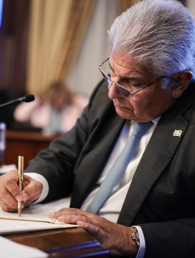 Mulino sanciona ley 481 que favorece a familias de Panamá