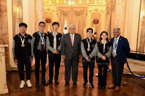 Presidente Mulino elogia a jóvenes por «brillar» en la OLAA 2025