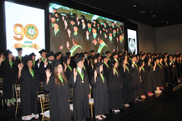 Universidad de Panamá en acto de graduación, otorgó 83 nuevos doctores al país