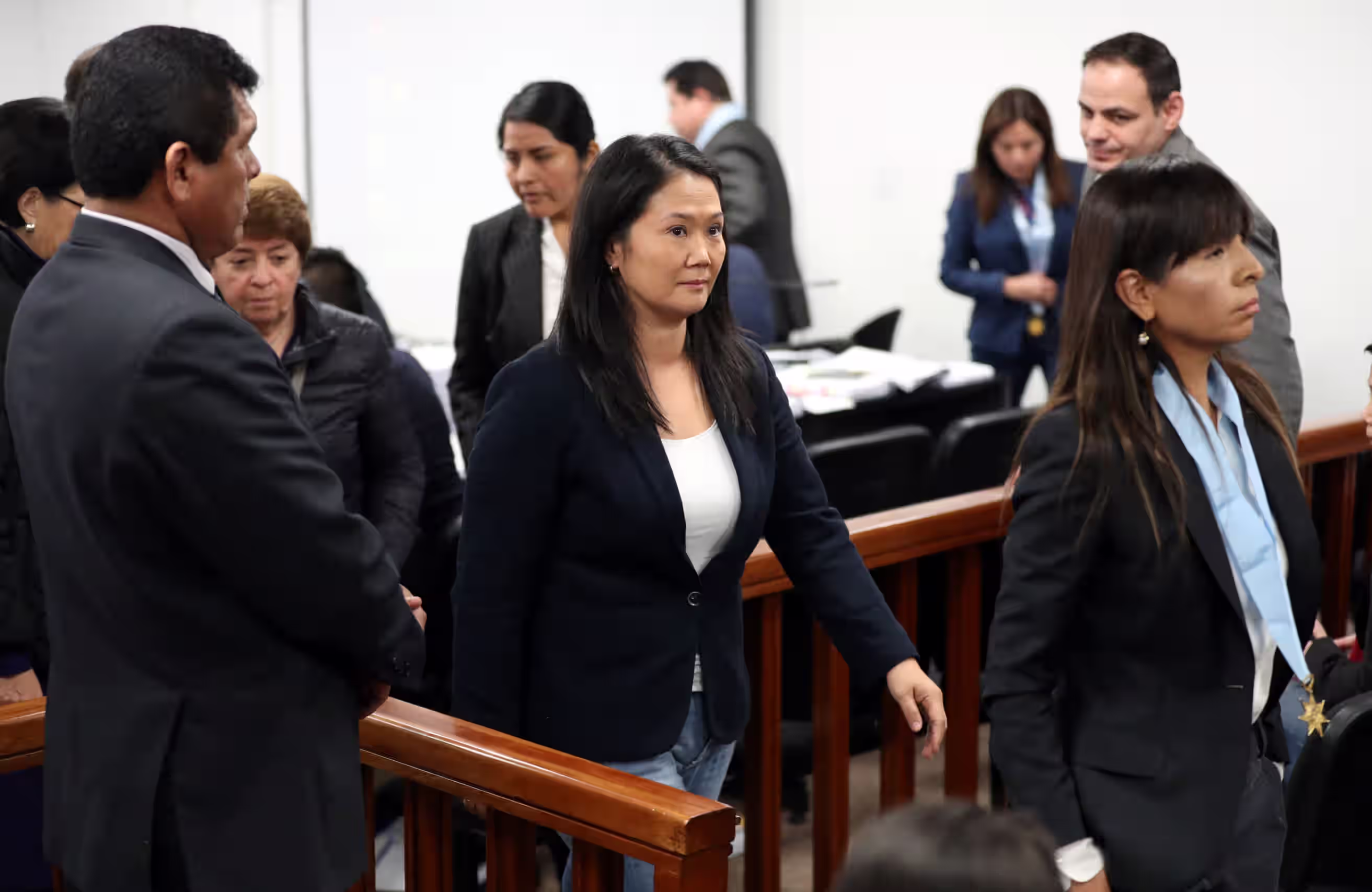 Keiko Fujimori, hija del expresidente Alberto Fujimori y líder de la oposición en Perú, asiste a la corte como parte de una investigación sobre lavado de dinero en Lima