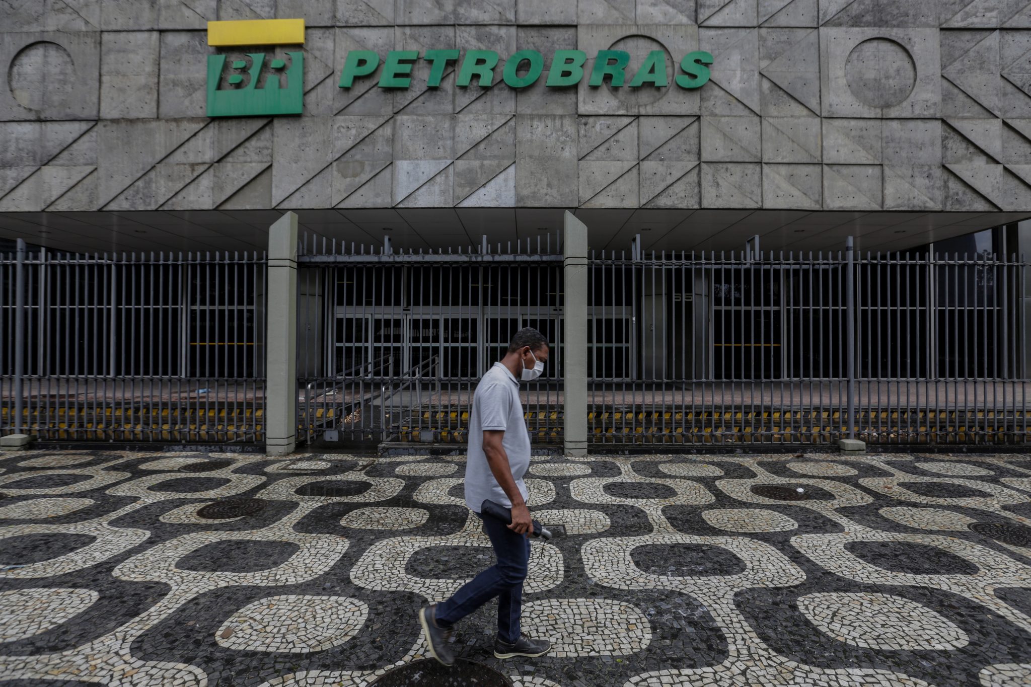 El precio de la gasolina sube y acumula un alza del 41 % este año en Brasil
