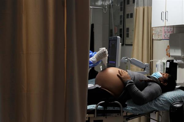 Brasil incluye a embarazadas como grupo prioritario en la vacunación anticovid